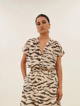 Cargar imagen en el visor de la galería, Blusa AMIE print cebra
